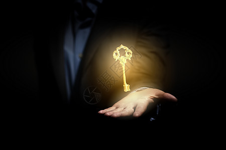 成功的关键紧紧握住金钥匙的人的手背景图片
