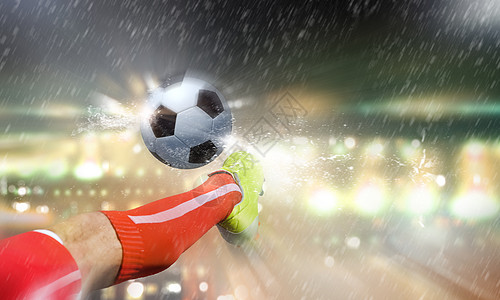 足球比赛特写足球运动员脚踢球的形象图片