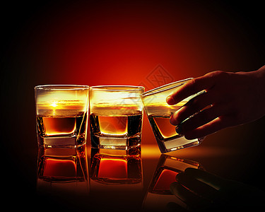 三杯威士忌手着三杯威士忌中的杯,海图图片