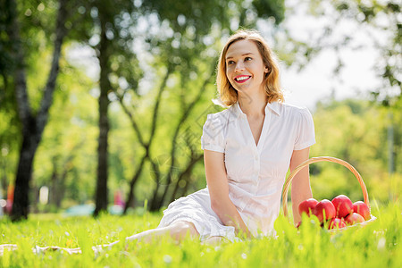 带苹果的女孩夏天公园里带着苹果的轻漂亮女人图片