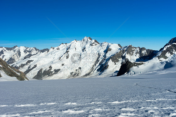 山峰山景雪,蓝天清澈图片