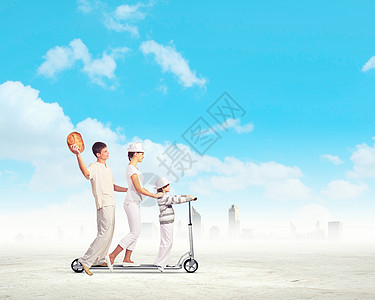 幸福的轻家庭快乐的轻家庭骑滑板车的形象图片