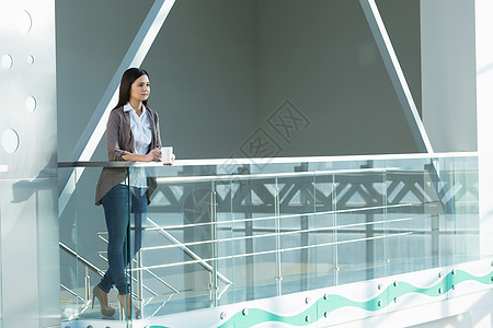 办公楼里魅力的女人轻的黑发女人现代璃内部用平板电脑图片