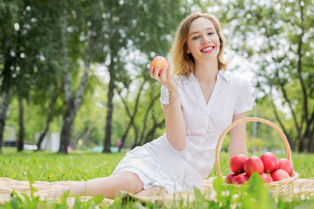 带苹果的女孩夏天公园里带着苹果的轻漂亮女人图片