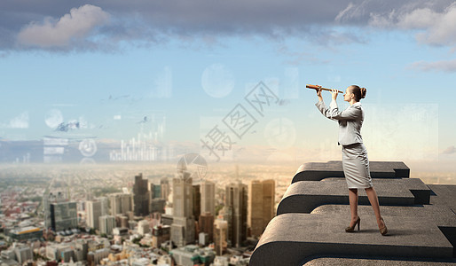 望远镜的商业女人女商人的形象,看着望远镜,站建筑物的顶部图片