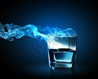 杯蓝色鸡尾酒杯带油烟的蓝色鸡尾酒的图像图片
