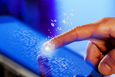 手指触摸平板电脑屏幕的特写手指触摸平板电脑上蓝调屏幕的特写图片