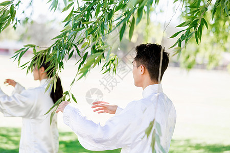 人们公园练泰拳人们夏天公园练泰拳图片