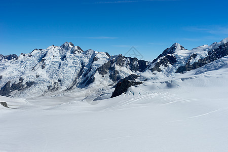 雪山山景雪,蓝天清澈图片