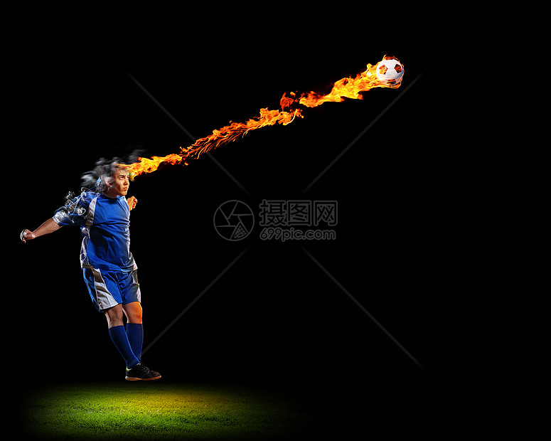 足球运动员带球穿着蓝色衬衫的足球运动员的形象图片