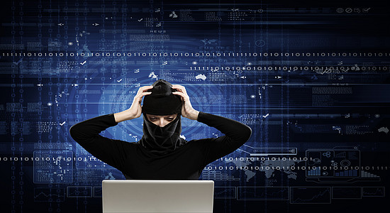 笔记本和女黑客互联网安全穿深色衣服的黑客女人数字背景下用笔记本电脑背景