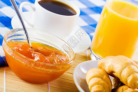 美味的早餐早餐桌上牛角包果冻杯咖啡背景图片