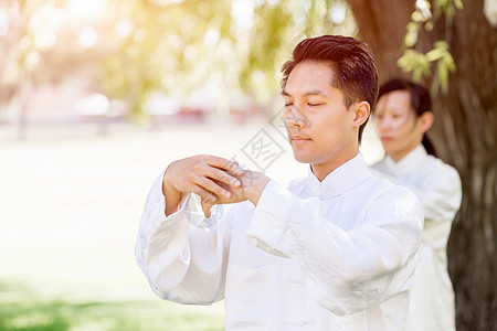 练泰国气的帅哥夏天公园里练泰拳的帅哥背景图片