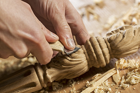 木匠雕刻工具木匠的手与切割机他的工作室工作背景