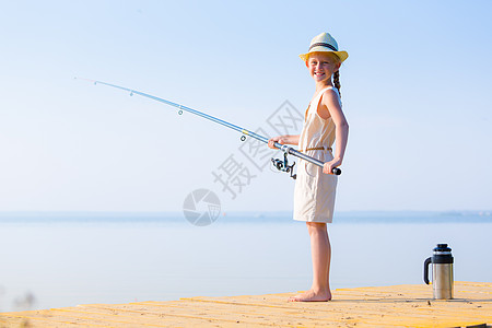 海洋小素材穿着连衣裙帽子的女孩带着钓鱼竿码头钓鱼背景