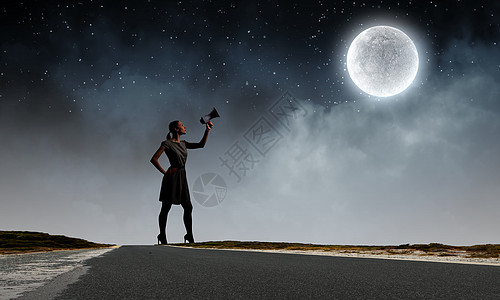扩音器的女人轻的女人着满月用扩音器说话图片
