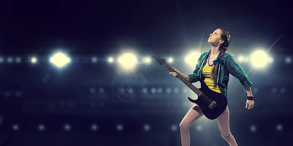 女滚吉他手轻迷人的滚女孩带着电吉他舞台上图片