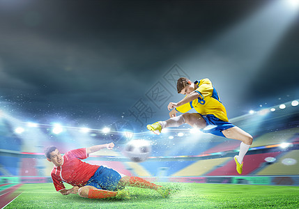 足球运动员两名足球运动员体育场争球图片