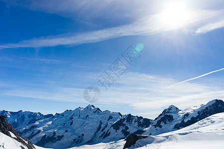 雪山山景雪,蓝天清澈图片