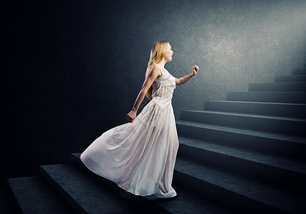 爱丽丝仙境穿着白色长裙的轻女人走上楼梯图片