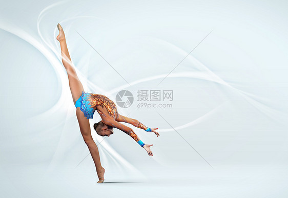 穿着体操服的轻女子摆姿势穿着体操服的轻可爱的女人白色背景上表现出运动技能图片