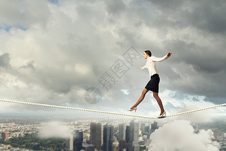 女商人绳子上平衡女商人绳子上平衡的形象风险图片