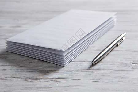商业票据卡片木制老式桌子上的空白白卡图片