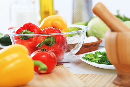 桌子上的新鲜食物蔬菜图片
