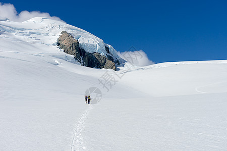 新西兰人们走新西兰山脉的雪地里图片