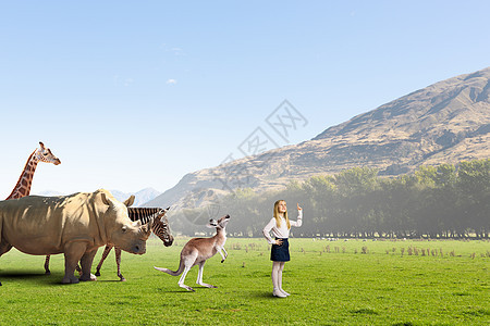 生物课上可爱的学校女孩户外与野生动物图片