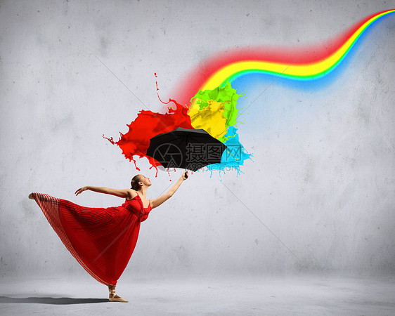 芭蕾舞穿着飞丝连衣裙带伞芭蕾舞穿着飞缎连衣裙,带着雨伞彩虹图片