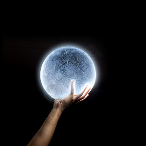 蓝色的月亮紧紧握住蓝色发光的月亮的人的手图片