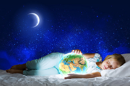 晚安女孩躺床上,手里着地球行星这幅图像的元素由美国宇航局提供的图片