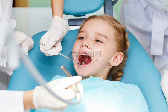 坐牙医办公室的小女孩图片