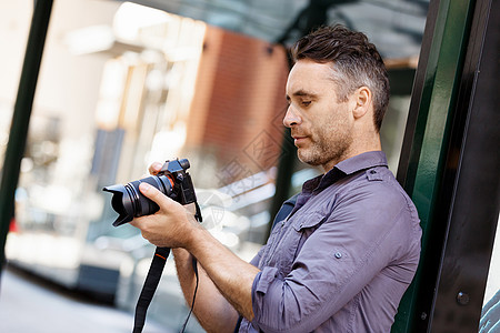 男摄影师拍照专业摄影师城市拍照图片