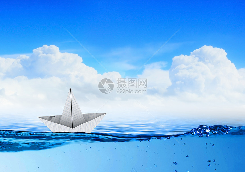 纸船蓝色水上航行的纸船图片