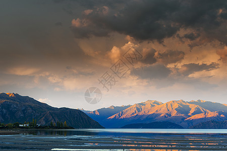 雄伟的山湖山湖田野的美丽自然景观图片