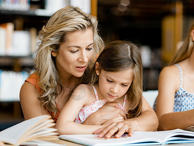 小女孩他们的母亲图书馆看书们喜欢读书图片