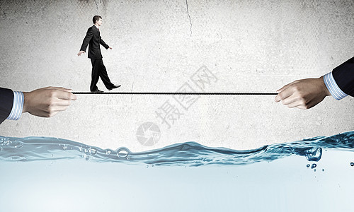 为你的生意冒虚假风险商人走水上绳子上的虚假危险的图片