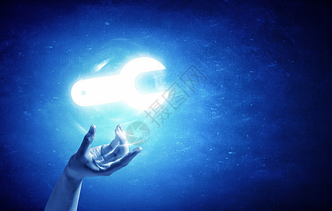 服务符号人的手着蓝色背景上的发光工具标志图片