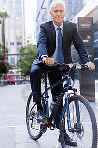 成功的商人骑自行车成功的商人穿着西装骑自行车图片