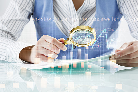 财务分析预测业务人员调查信息与放大镜图片