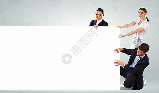 pr企业模板三个轻人着横幅三个轻人高举空白的形象文字的位置背景