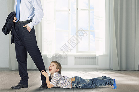 请呆家里爸爸小男孩抱着他父亲的腿哭了来图片