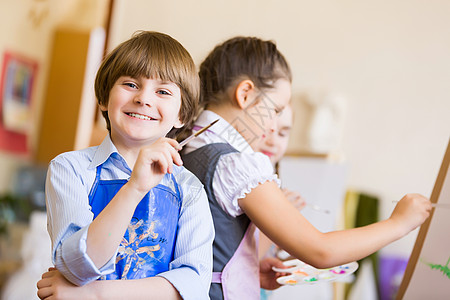 孩子们画画小孩子幼儿园画画玩耍图片