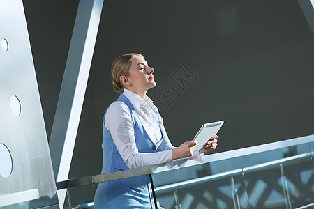办公楼里魅力的女人轻的金发女人现代璃内部用平板电脑图片