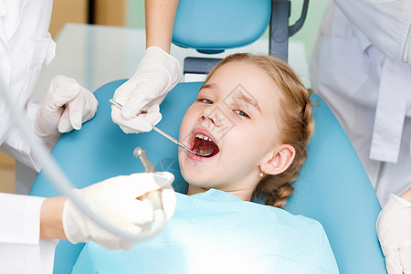 坐在牙医办公室拔牙的小女孩图片