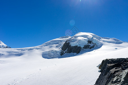 雪山山景雪,蓝天清澈图片