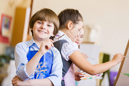 孩子们画画小孩子幼儿园画画玩耍图片