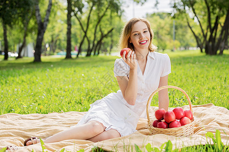 带苹果的女孩夏天公园里带着苹果的轻漂亮女人图片